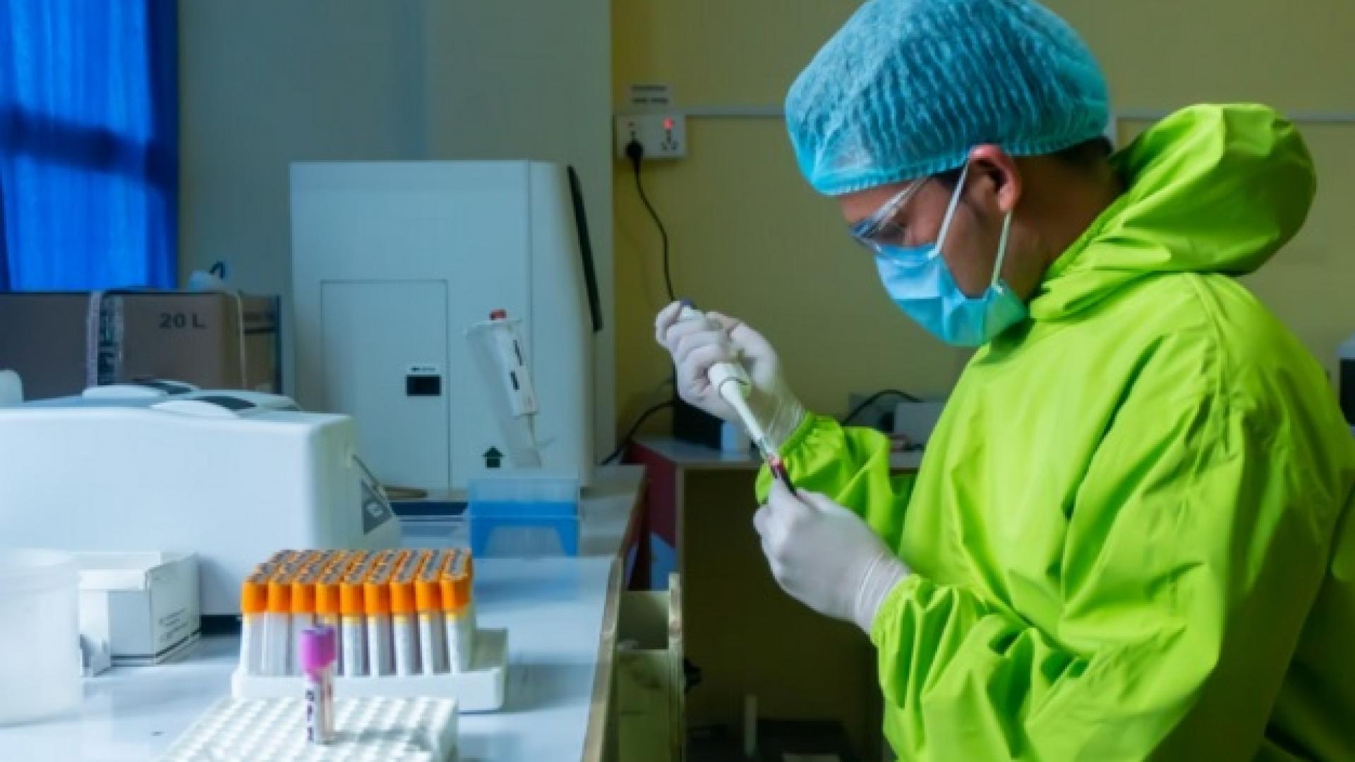 Известен вирусолог посочи броя на антителата, които неутрализират Омикрон