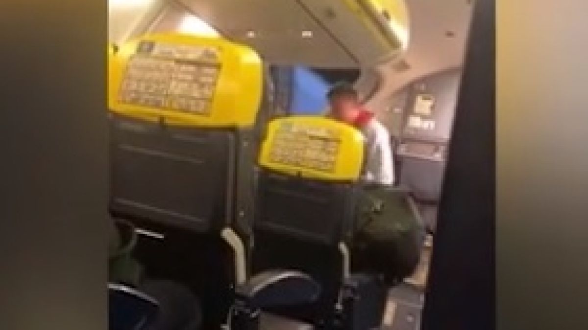 Невиждан цирк в самолет на RyanAir заради вманиачен антиваксър ВИДЕО