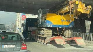 Шофьор на влекач се разсея за минутка и стана голяма беля СНИМКИ