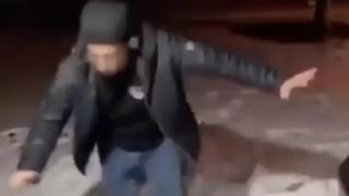 ВИДЕО запечата забавните опити на мъж да не падне на леда на улицата