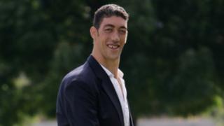 Най-високият човек в света си избира рускиня за невеста СНИМКИ