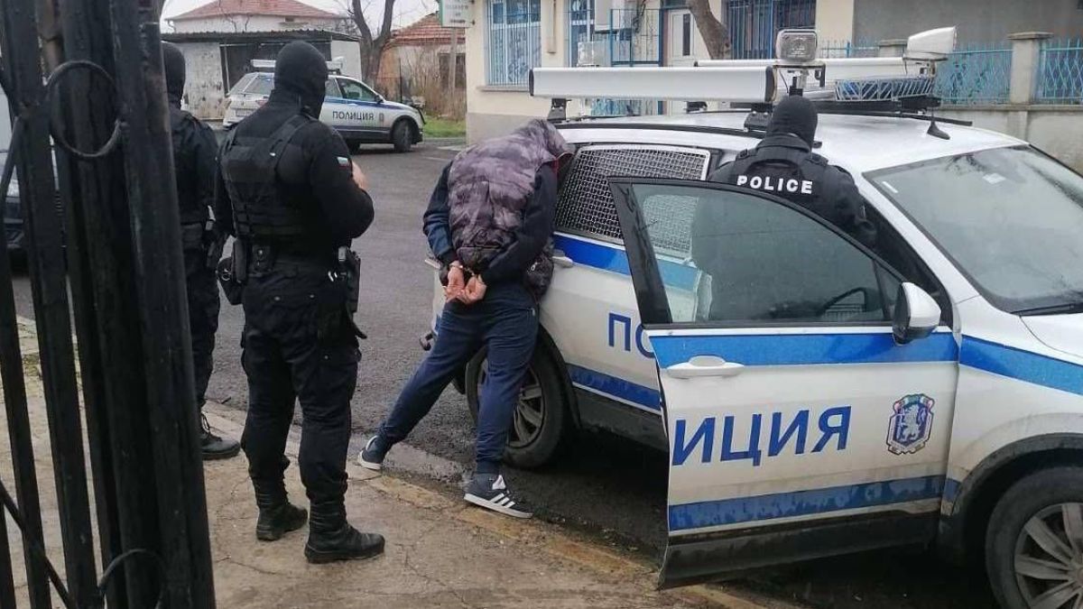 Канал за бежанци прекарвал мигранти за по 500 евро калпака, разбиха го 