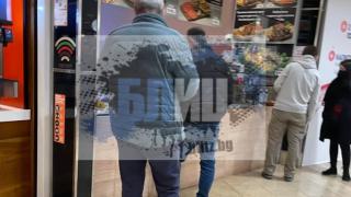 Фотобомба в БЛИЦ: Кандидат-президент си угажда със сръбска скара преди Коледа