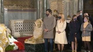 Премиерът Петков и съпругата му Линда на тържествената литургия в "Св. Александър Невски" НА ЖИВО