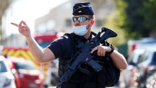 Ужас във Франция: Жена крещи ислямски лозунги и опитва да блъсне няколко коли