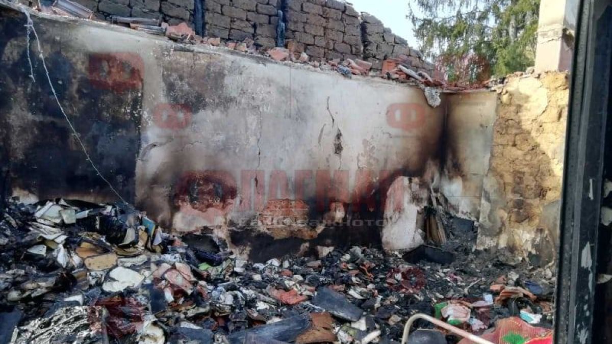 Доброта в Бургаско: Десетки помогнаха на мъж и синовете му, чийто дом изгоря преди Коледа СНИМКИ