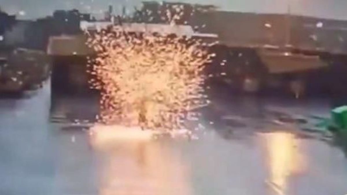 Мълния удари мъж, чадър го спаси от смърт ВИДЕО
