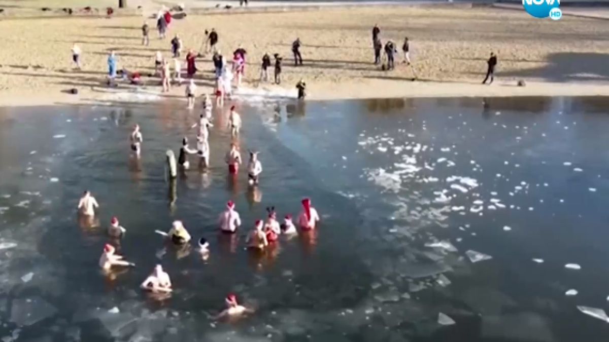 Десетки ентусиасти се изкъпаха в ледено езеро в Берлин