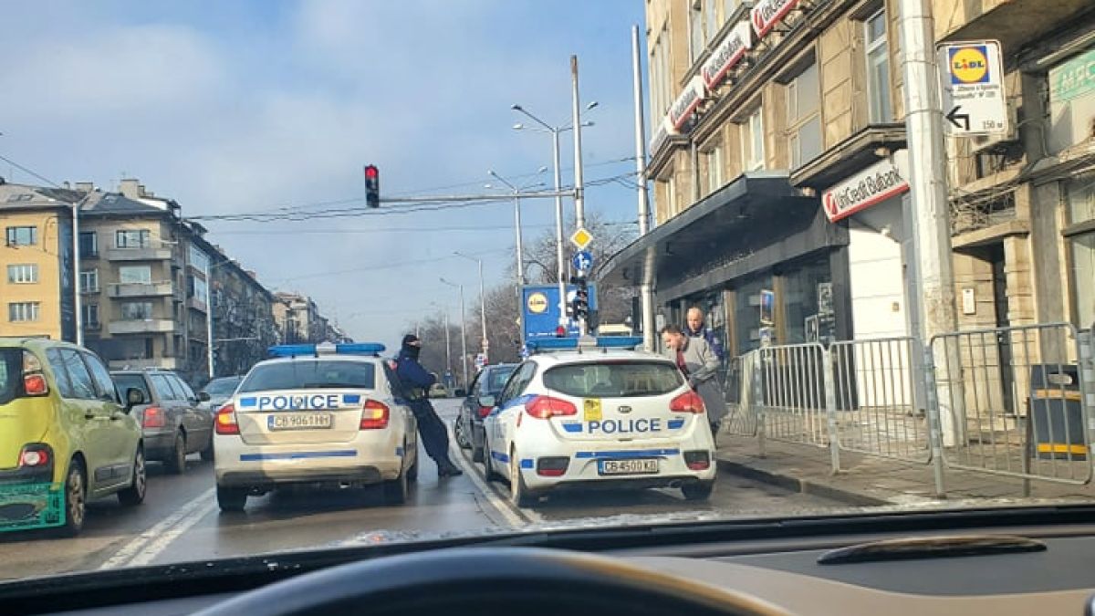 Първо в БЛИЦ! Извънредна ситуация пред Малък градски театър "Зад канала" в София СНИМКИ