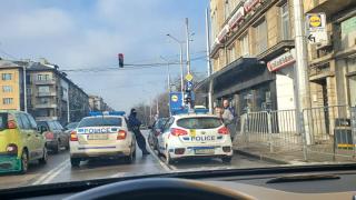 Първо в БЛИЦ! Извънредна ситуация пред Малък градски театър "Зад канала" в София СНИМКИ