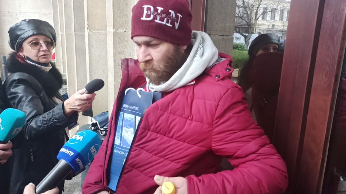 Поемното лице на МВР по акцията срещу Община Бургас пиян като талпа, носи водка в джоба ВИДЕО