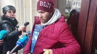 Поемното лице на МВР по акцията срещу Община Бургас пиян като талпа, носи водка в джоба ВИДЕО