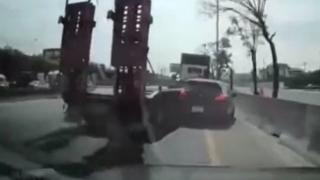 Зрелищен инцидент: Автовоз унищожи кола при смяна на лентата ВИДЕО