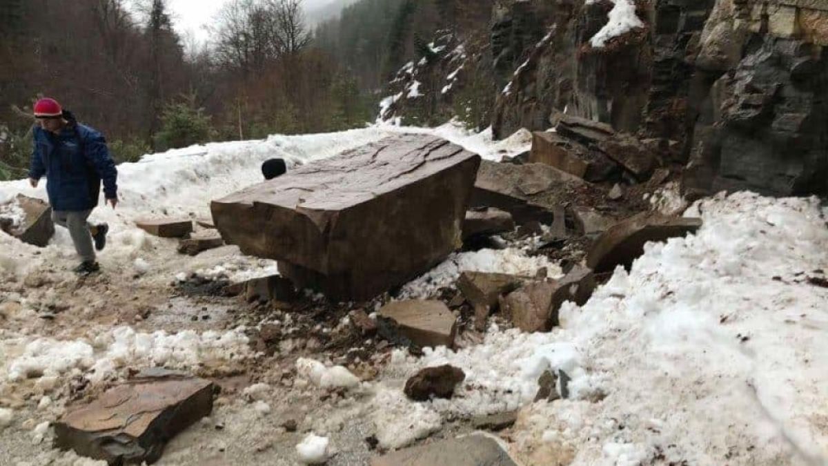 Ново срутище у нас, тонове скали затвориха път СНИМКИ