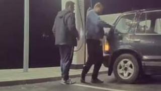 ВИДЕО запечата как шофьор се опитва да зареди колата си с ток