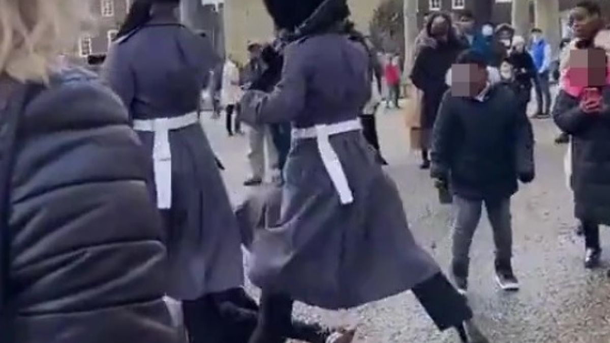 Брутално ВИДЕО: Гвардеец на Елизабет II стъпка дете, докато марширува