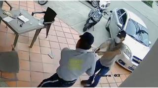 Смъртно ранен гард успя да застреля нападателя си ВИДЕО