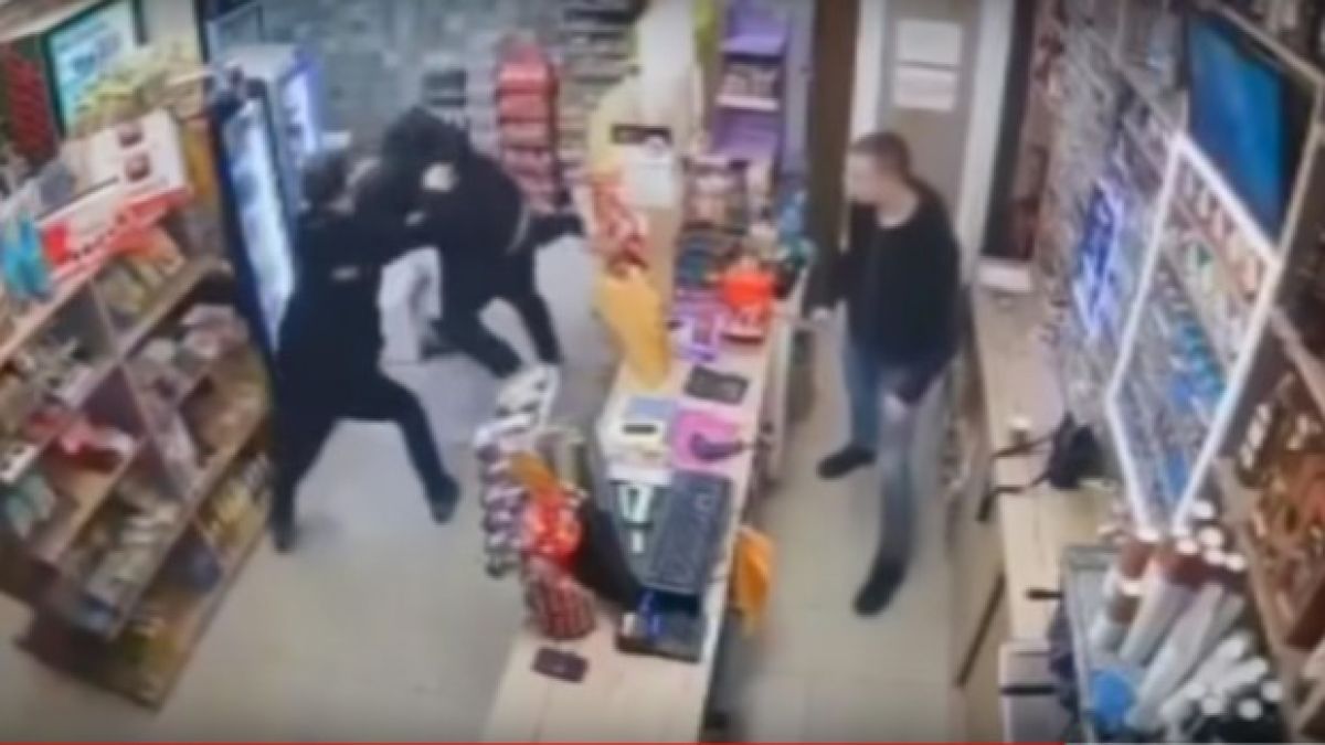 Свирепо ВИДЕО: Младеж си бие като тигър срещу 3 мутри в жк Люлин, приятелят му си трае
