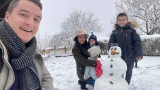 Ето как Явор Божанков се радва на снежната еуфория във Велико Търново СНИМКА