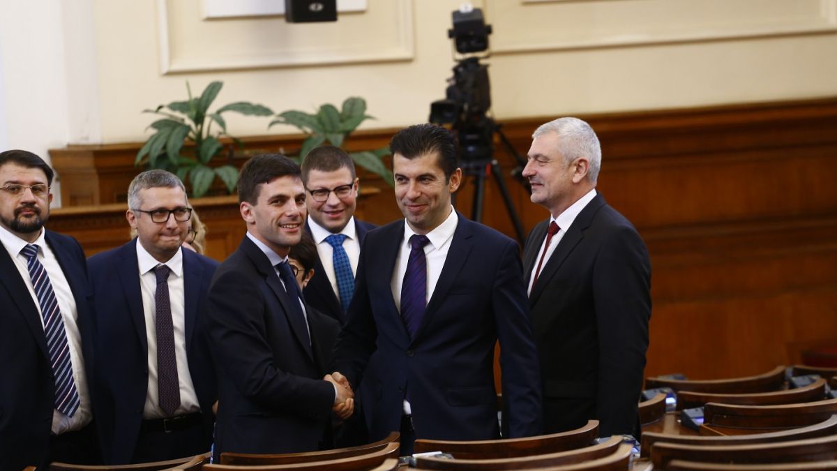 Блумбърг: Кирил Петков обеща да вдигне ветото срещу Северна Македония