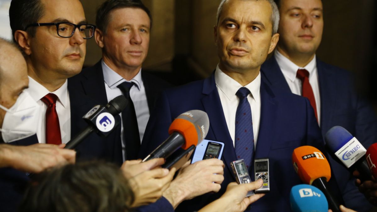 Кои депутати наричат ваксините "експериментална течност", а тайно са се боцнали ВИДЕО