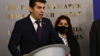 Кой тласка Кирил Петков срещу Гешев и Цацаров?
