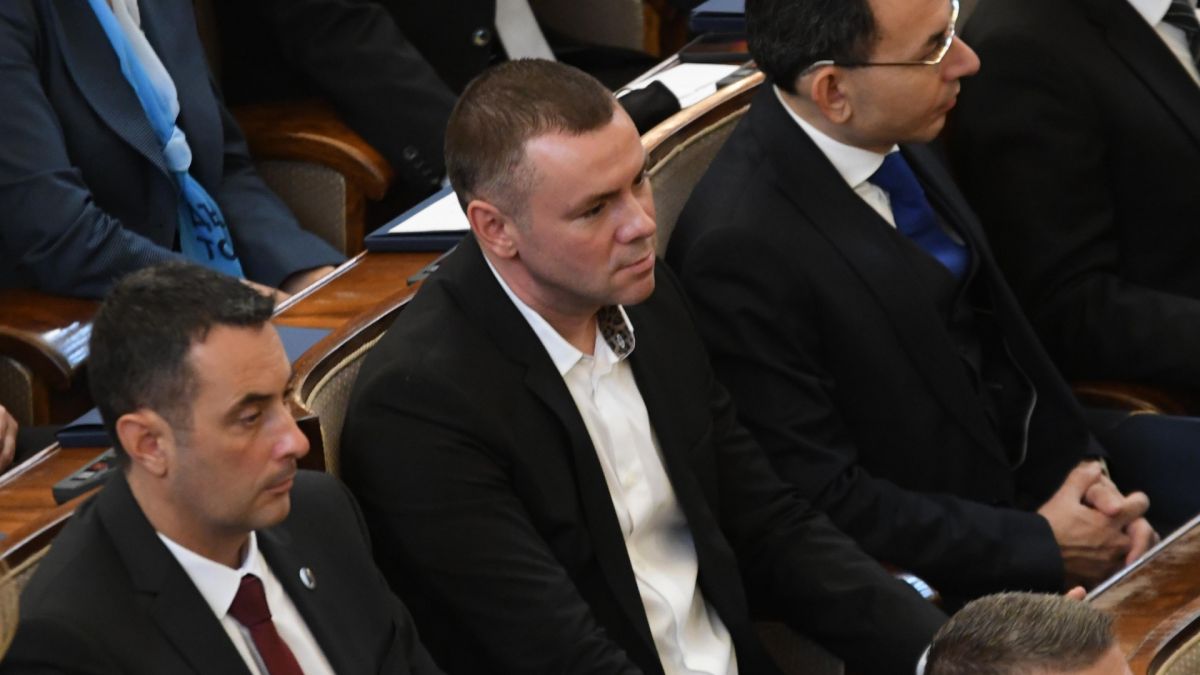 Хазарта просълзи Цитиридис с жалби колко му било трудно в парламента, даже пак пропушил