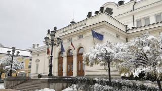 Нови разкрития за мъжа, "поставил" бомба в НС