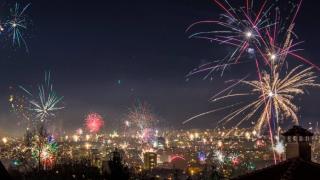 Народът посрещна с мощни канонади в цялата страна новата 2022 г. ВИДЕО