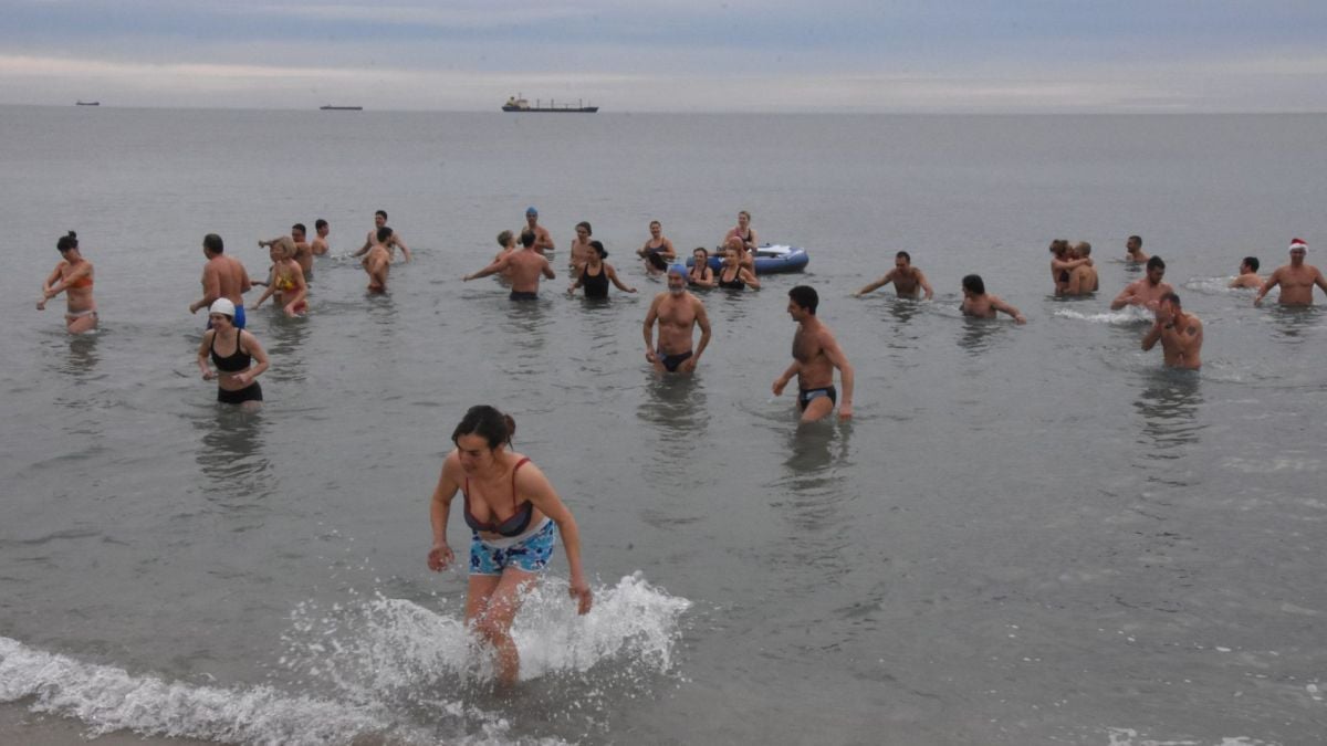 Ентусиасти! Новогодишно къпане в морето край Варна СНИМКИ 