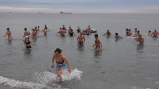 Ентусиасти! Новогодишно къпане в морето край Варна СНИМКИ 