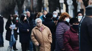 Огромна опашка от пенсионери пред „Пирогов“, възрастните в един глас: Гавра е...