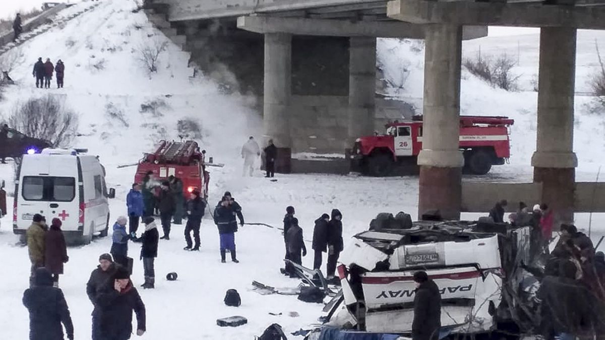 Огромна трагедия в Русия! Автобус полетя от железопътен мост и стана страшно СНИМКИ