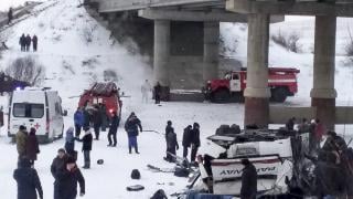 Огромна трагедия в Русия! Автобус полетя от железопътен мост и стана страшно СНИМКИ