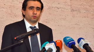 Министър се ожали, че му използват името 