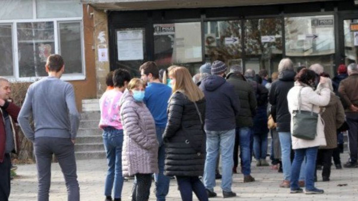 Омикрон хвърли в паника България! Вместо да празнува, народът се юрна да... ВИДЕО