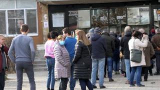 Омикрон хвърли в паника България! Вместо да празнува, народът се юрна да... ВИДЕО