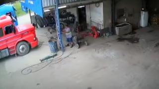  Драматично ВИДЕО: Камион тръгна внезапно и разруши сервиз за гуми