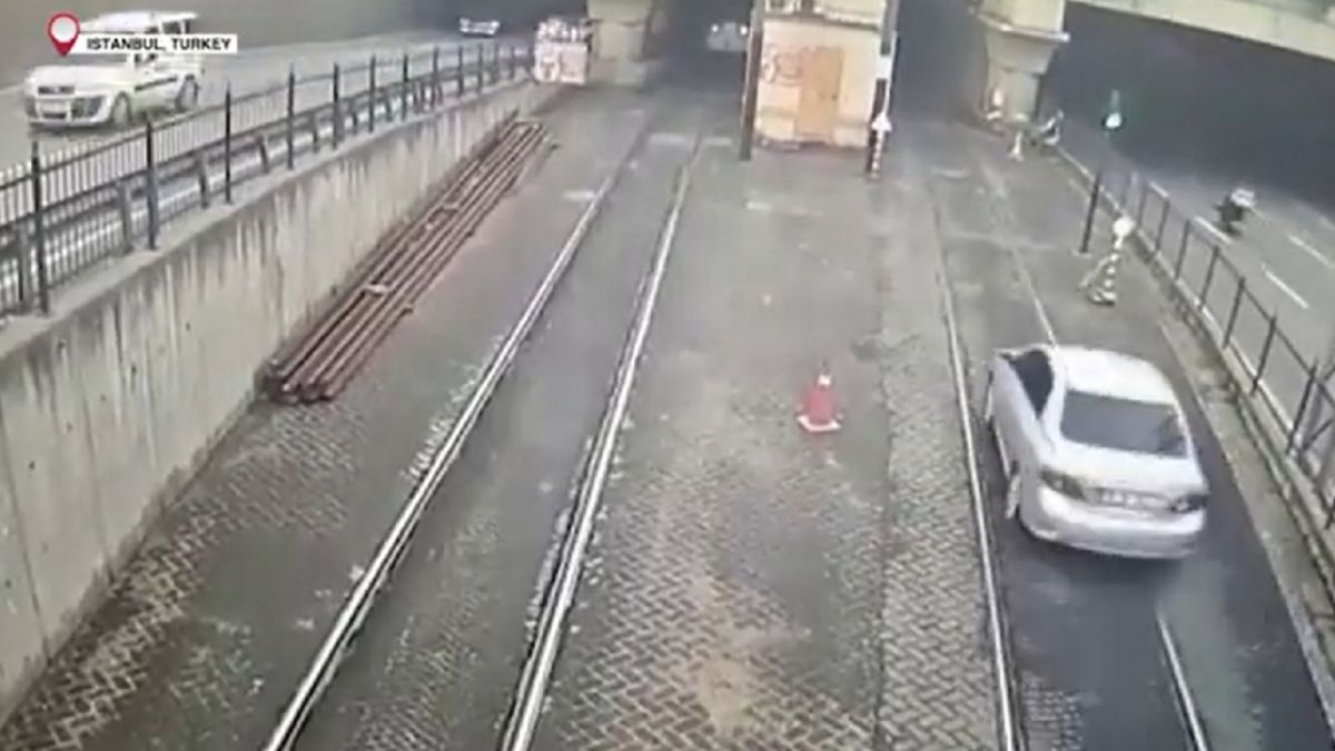 Заблеян шофьор пропусна завой и яхна градската железница ВИДЕО