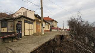 Катаклизъм: Цяла улица се срути във Ветово СНИМКИ 