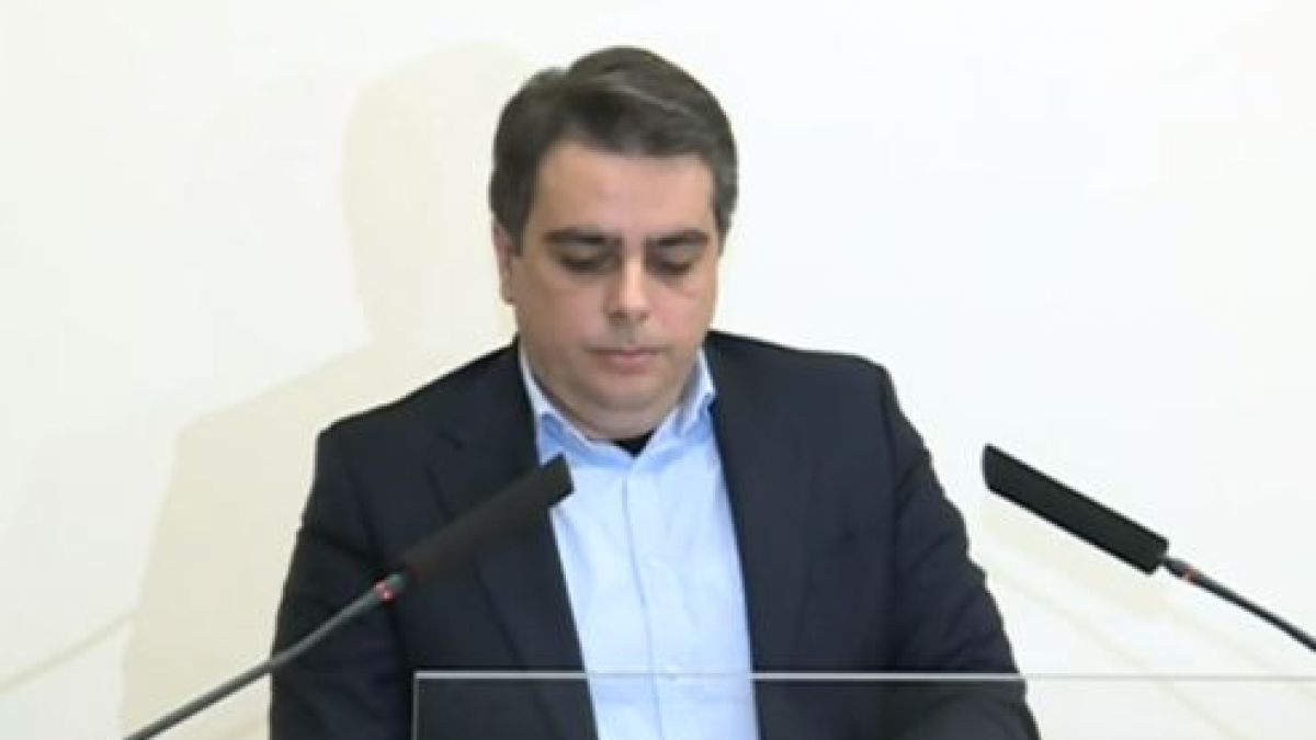 Финансовият министър разкри ще смени ли шефа на НАП заради скандала със задлъжнялата му фирма