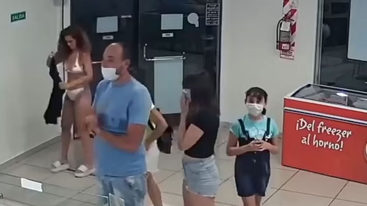 Млада дама нахлу полугола в магазин, причината е смайваща ВИДЕО 18+