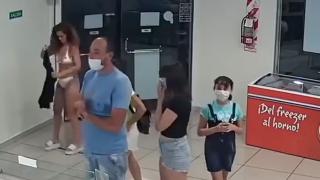 Млада дама нахлу полугола в магазин, причината е смайваща ВИДЕО 18+