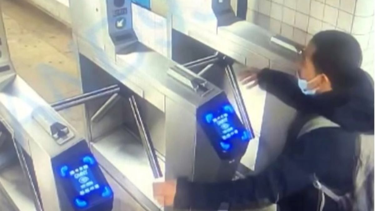 Гратисчия умря в страшни мъки в метрото ВИДЕО 18+