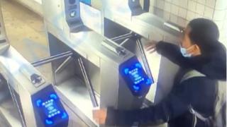 Гратисчия умря в страшни мъки в метрото ВИДЕО 18+
