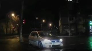 Вижте как дадоха урок на нагъл шофьор, наказа се сам себе си ВИДЕО