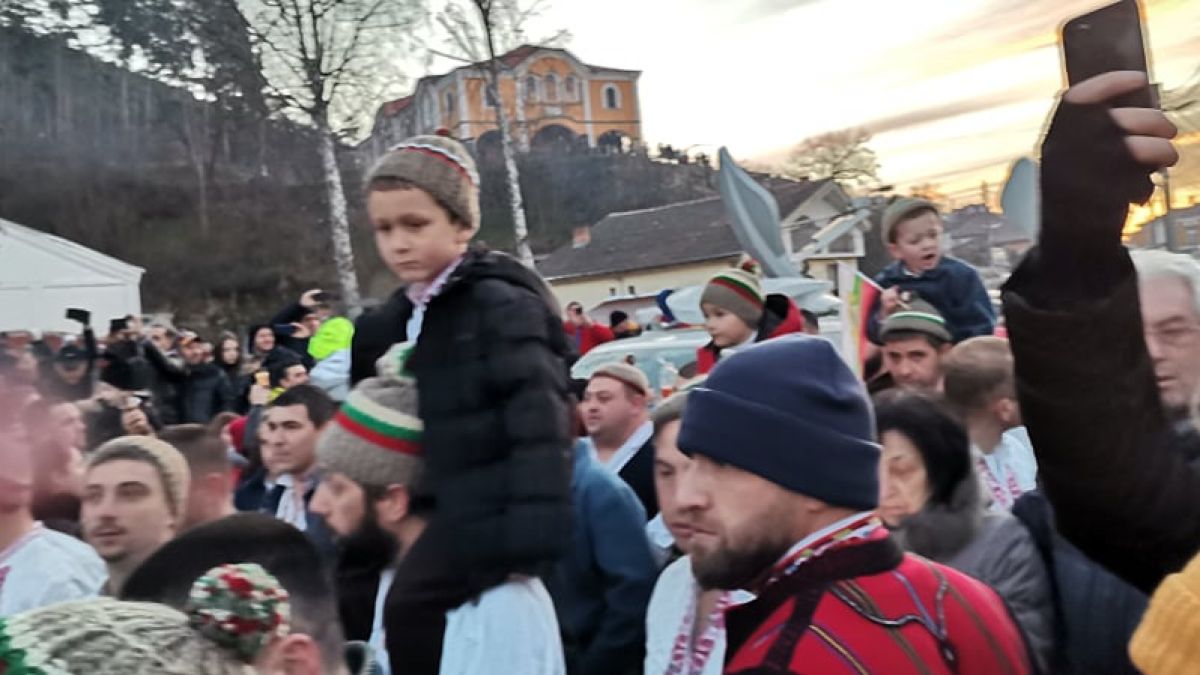 Започна се! Цяла България гледа Калофер! СНИМКИ