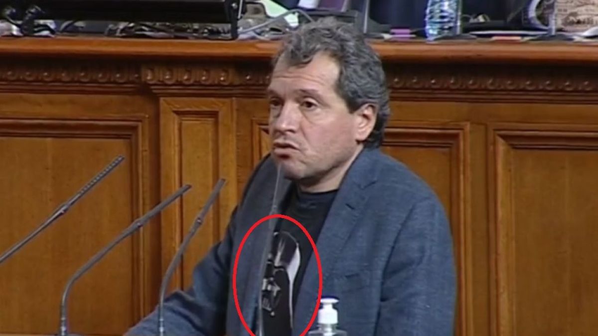 Тошко Йорданов пак стресна парламента със зловеща тениска ВИДЕО
