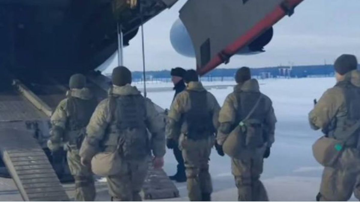 Напрежението ескалира: Протестиращи обезглавиха полицаи, руски десантчици кацнаха в Казахстан ВИДЕО