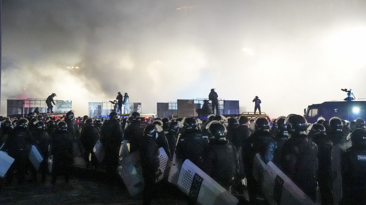Боян Чуков посочи най-големия печеливш от цветната революция в Казахстан